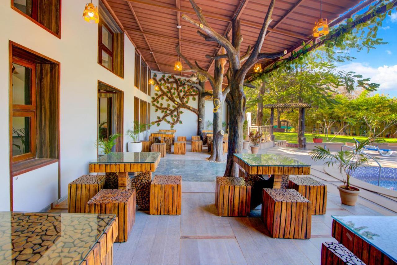 Hotel Club Mahindra Netrang Exteriér fotografie