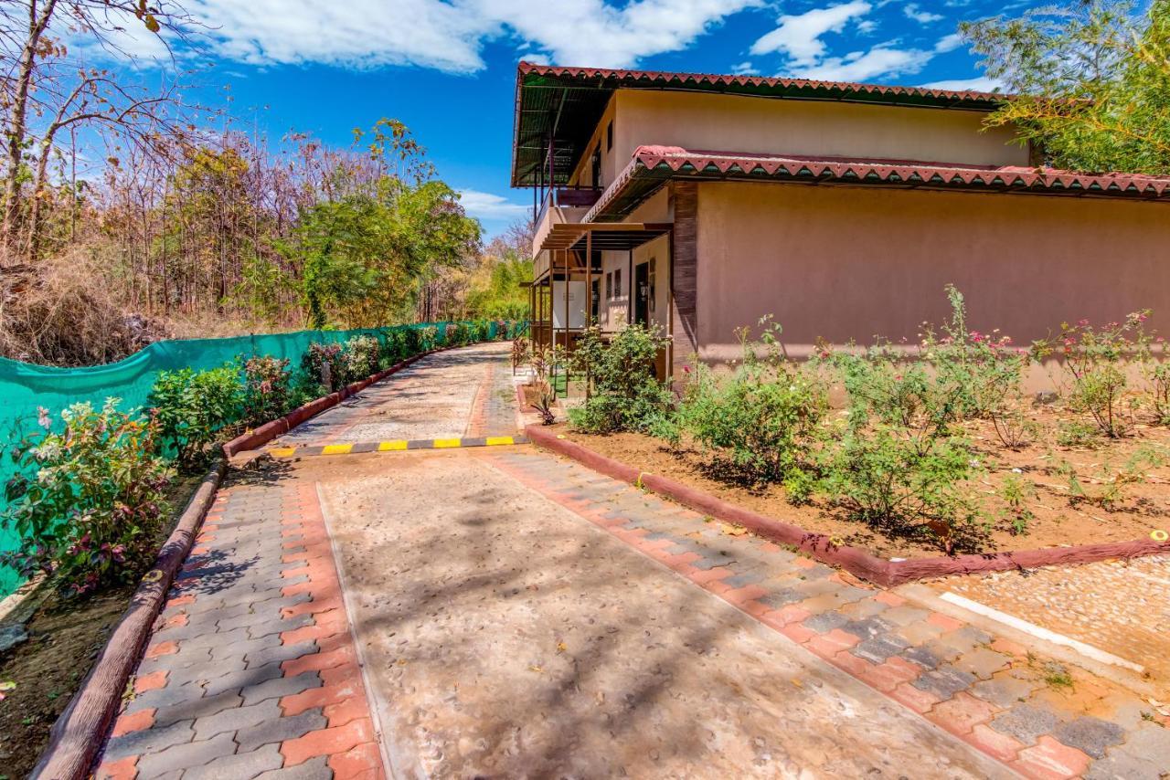 Hotel Club Mahindra Netrang Exteriér fotografie
